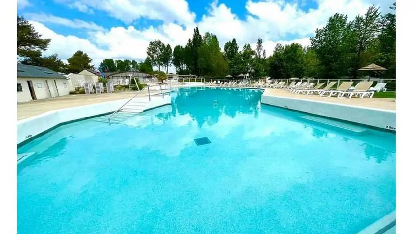 Camping car pour 7 personnes, avec terrasse et piscine à Onzain