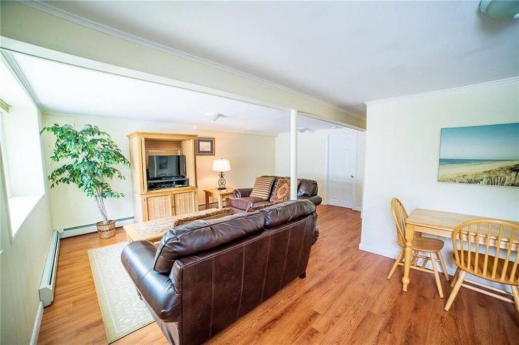 Perfect family rental steps to little beach and boat launch - Central A/C! in Narragansett, Washington County (RI)