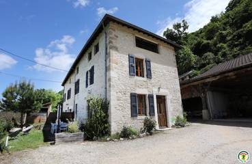Gîte pour 7 personnes, avec piscine ainsi que terrasse et jardin à Hostun