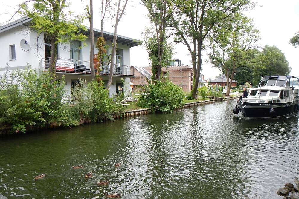 Ganze Wohnung, Ferienhaus Seebrise Moderne Fw am See , Ruderboot inklusive nach Verfügbarkeit in Storkower See, Storkow