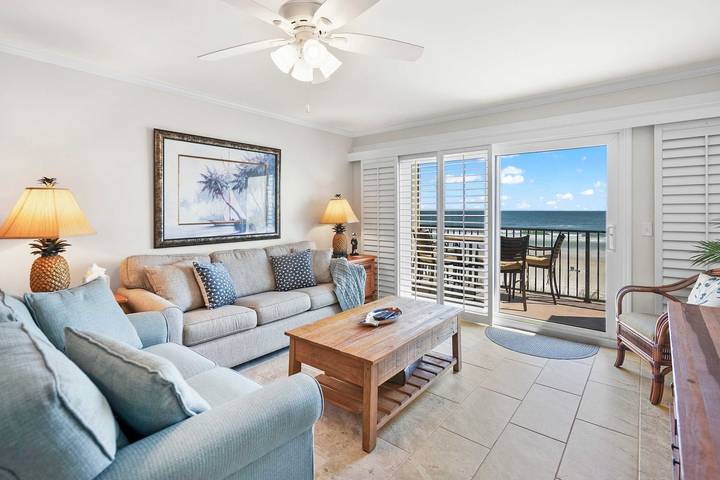 Vacation rental for 6 people, with balcony and pool, kid friendly in Crescent Beach