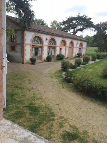 Gîte pour 5 personnes, avec vue ainsi que jardin et piscine à Thil