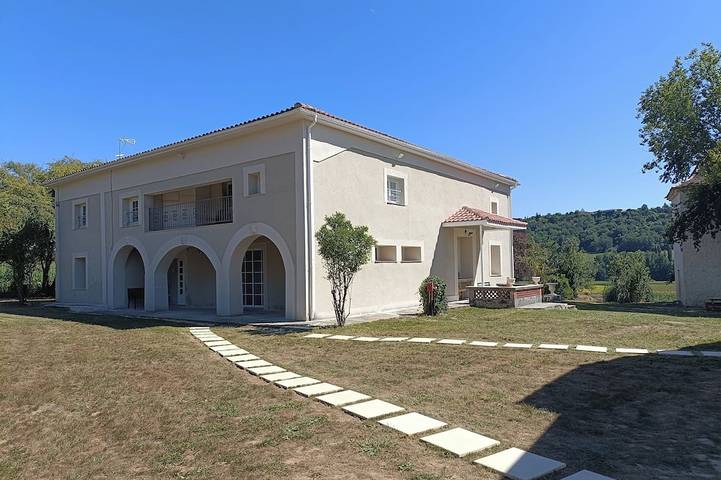 Gîte pour 24 personnes, avec jacuzzi et jardin, animaux acceptés à Blaymont
