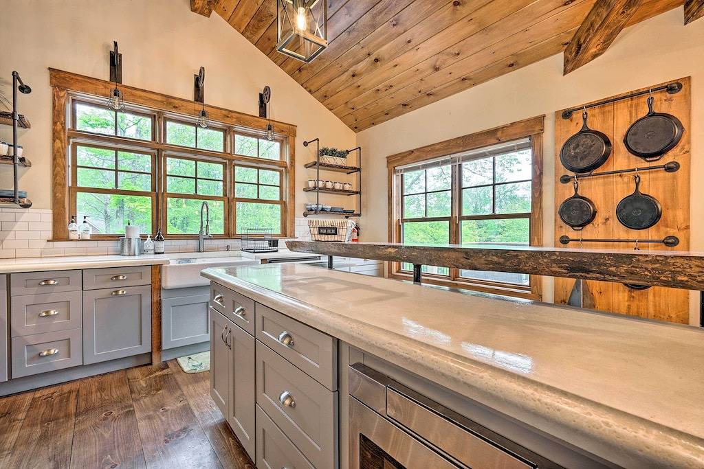 Elegant Mtn Chalet w/ Deck: 1 Mi to Mt Snow! in Dover (VT), Mount Snow