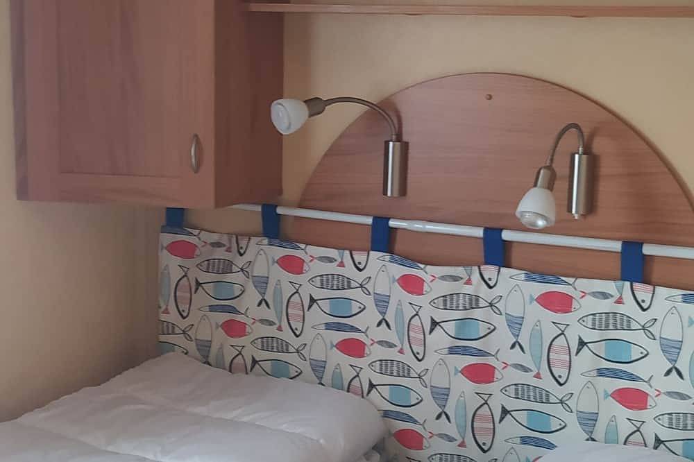 M de la plage sur petit camping privé in Ambon, Côte des Mégalithes