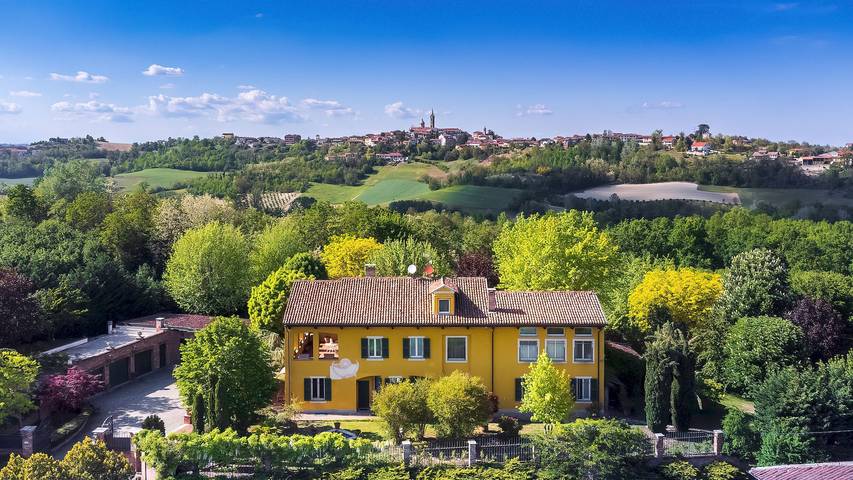 Villa con piscina per 8 persone, con idromassaggio e giardino in Piemonte