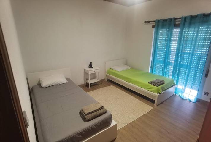 Gîte pour 4 personnes, avec vue ainsi que vue sur le lac et terrasse dans Góis - 2