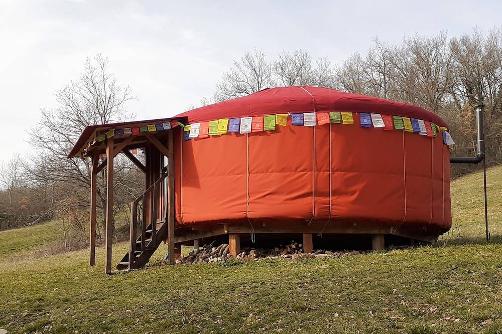 Yurt and eco-friendly rooms in the heart of nature, very quiet, vegetarian meals available in Beaulieu (Le Puy-en-Velay), Haute-Loire