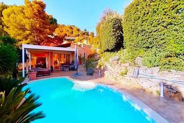 Location de vacances pour 4 personnes, avec terrasse ainsi que piscine et jardin à Carqueiranne