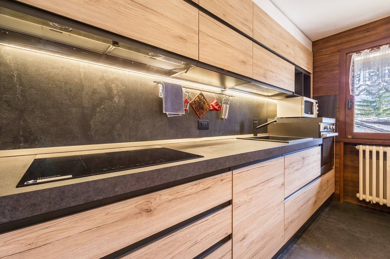 Apartamento entero, Apartamento "In centro a Courmayeur Mont Blanc" con vista a la montaña y balcones in Courmayeur, Alpes del Valais