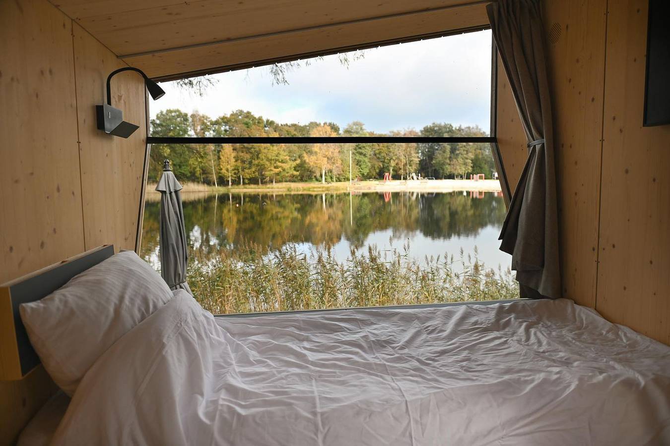Nachhaltiges Sleep Space von Green Tiny Houses mit Seeblick in Friesland in Schortens, Südliche Nordseeküste