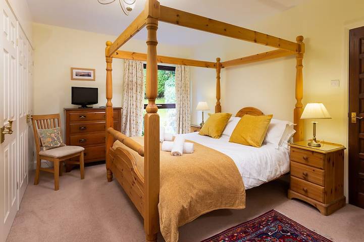 Lakefield House, pet friendly, with open fire in Hawkshead in Far Sawrey, Lake District