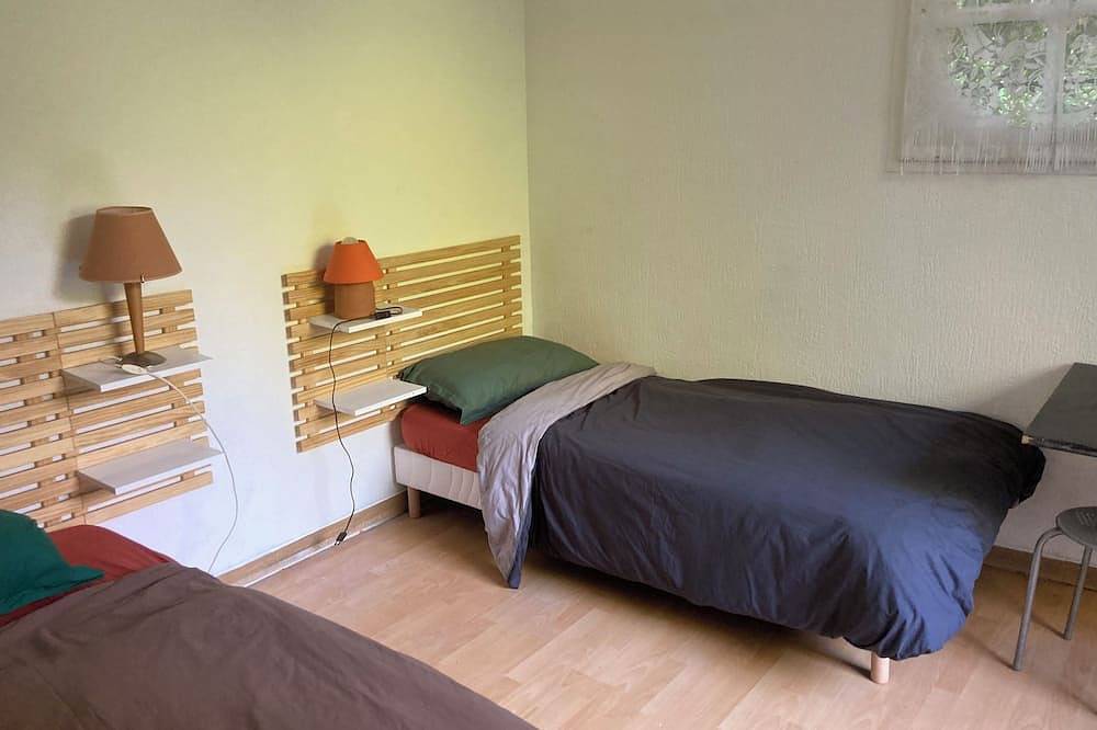 2 Bedroom Private vacation home in Auffargis in Auffargis, Parc naturel régional de la Haute Vallée de Chevreuse