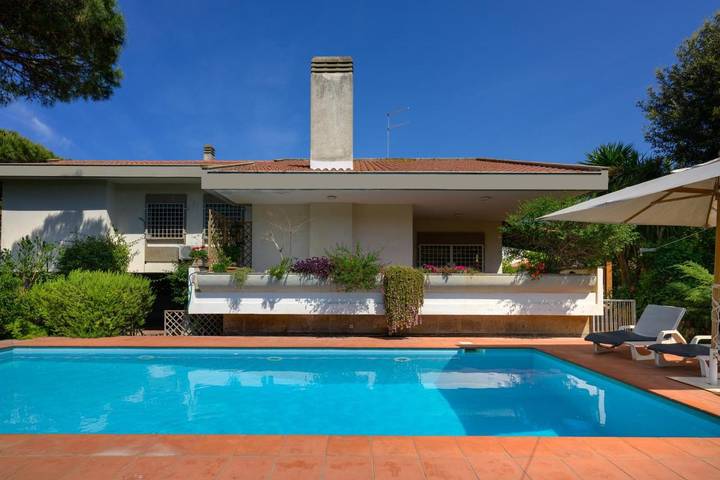 Casa vacanza per 11 persone, con Terrazza e Piscina nonché Panorama a Fiumicino