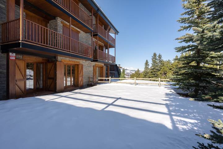 Entire apartment, Holiday Apartment “Pie de pistas Font Canaleta La Molina” next to Ski Slopes with Terrace & Wifi in La Molina, Alp