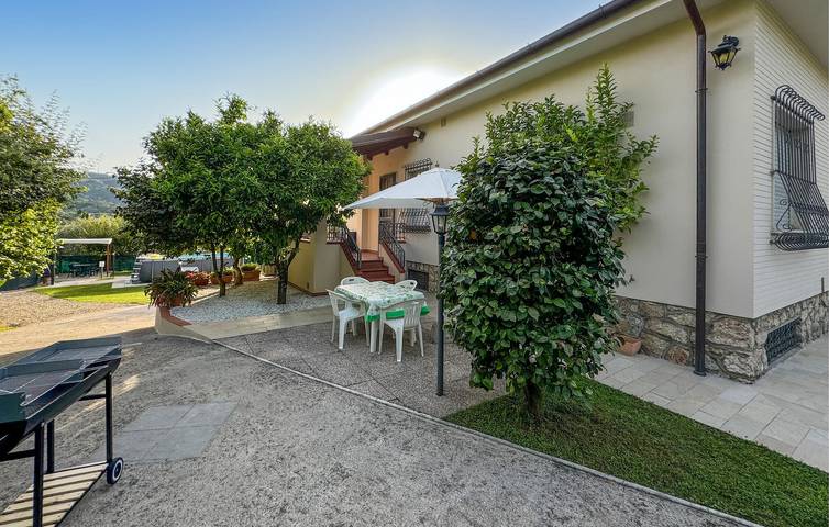 Gîte pour 6 personnes, avec terrasse ainsi que jardin et piscine à Camaiore