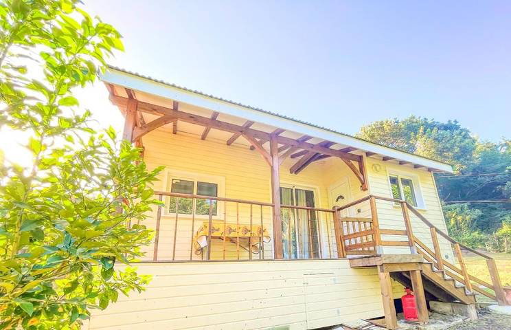 Chalet pour 3 personnes, avec terrasse ainsi que jardin et piscine - 1