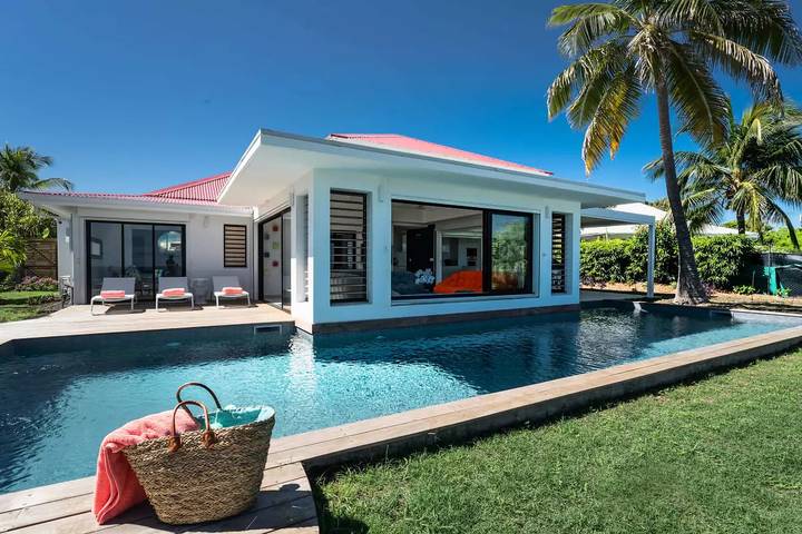 Location de vacances pour 8 personnes, avec piscine ainsi que vue et jardin dans Anse Tarare