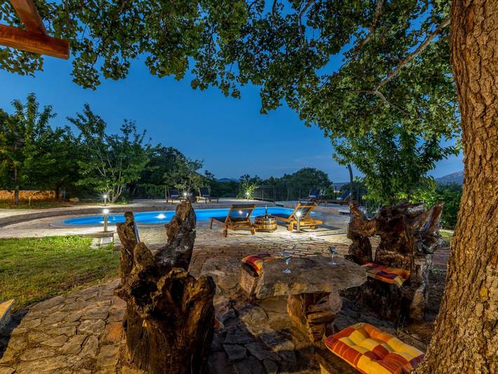 Villa Podrugovi Dvori mit Pool in Koprivno, Dalmatinisches Zagora