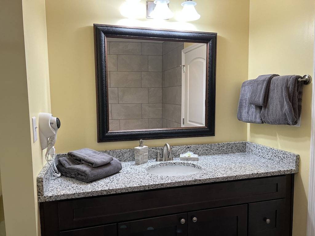 Ganze Wohnung, Luxury Riverfront spacious Condo in Perfect Location near Tanger Outlets in Sevierville, Sevier County