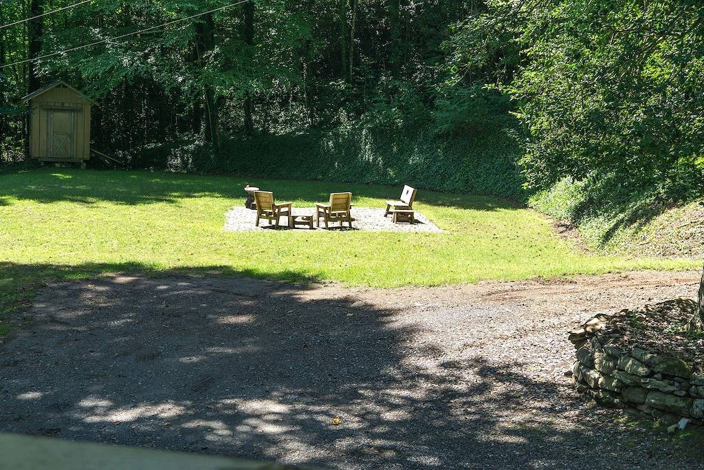 Pet Friendly, Polar Express, Hot tub, babbling creek in Cherokee, Swain County