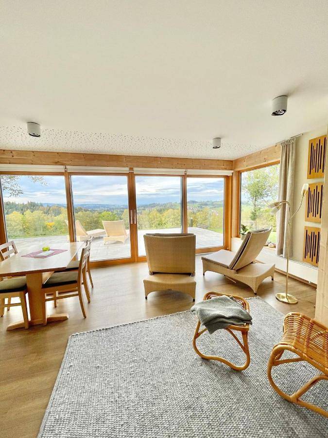 Ferienwohnung für 2 Personen, mit Terrasse und Garten sowie Ausblick und Seeblick in Isny im Allgäu