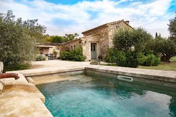 Gîte pour 2 personnes, avec piscine ainsi que jacuzzi et terrasse à Les Baux-de-Provence