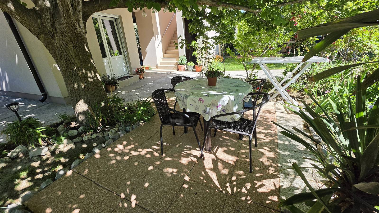 Ganze Wohnung, 1-Zimmer-Ferienwohnung mit Terrasse Mundanije, Rab A-23315-a in Palit, Rab