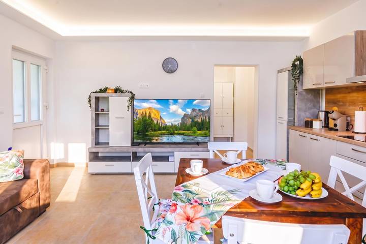 Ganze Wohnung, Sanbaldo 1Br Terrace Apartment Koper in Koper, Slowenische Riviera