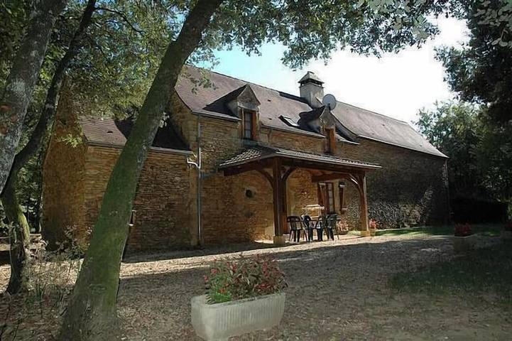 Gîte pour 6 personnes, avec Terrasse ainsi que Jardin et Piscine à Prats-de-Carlux