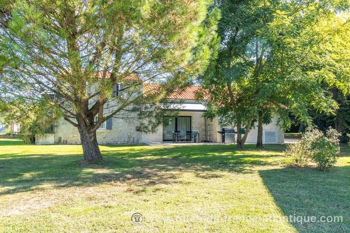 Location de vacances pour 5 personnes, avec vue ainsi que balcon et jardin à Saint-Porchaire