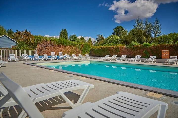 Camping pour 4 personnes, avec piscine ainsi que jardin et terrasse