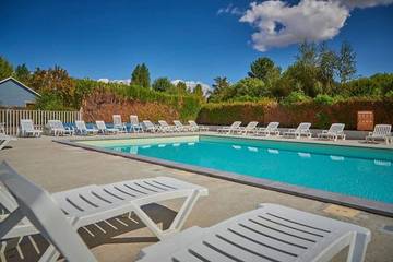Camping pour 4 personnes, avec piscine ainsi que jardin et terrasse dans l' Eure