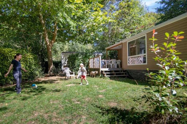 Camping pour 6 personnes, avec piscine dans l' Ariège