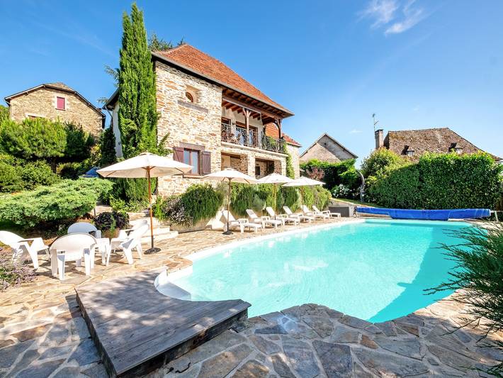 Location de vacances pour 6 personnes, avec balcon et piscine, adapté aux familles à Altillac
