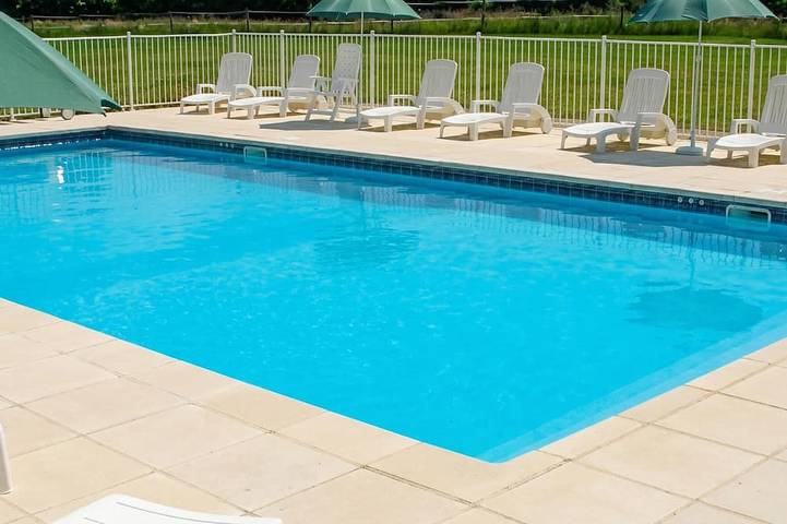 Location de vacances pour 8 personnes, avec Terrasse ainsi que Jardin et Piscine à Saint-Vincent-la-Châtre