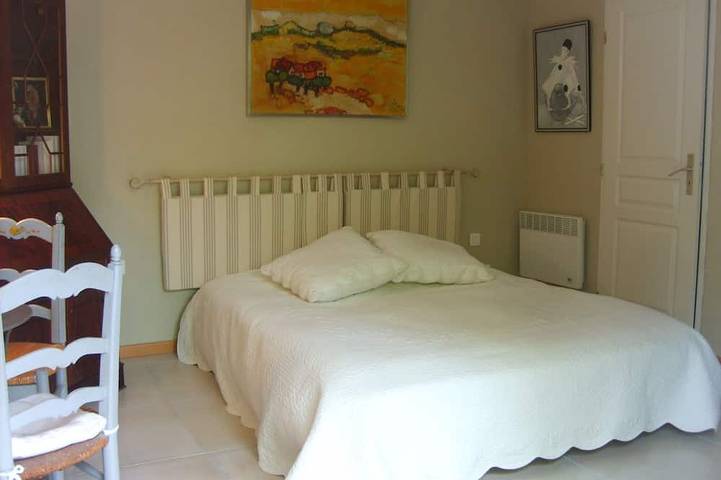 Gîte pour 2 personnes, avec terrasse ainsi que piscine et jardin à Eyragues - 2