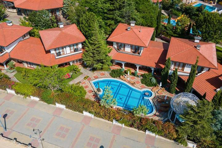 Villa for 8 personer, med Balkon og Terrasse såvel som Have og Pool i Sunny Beach