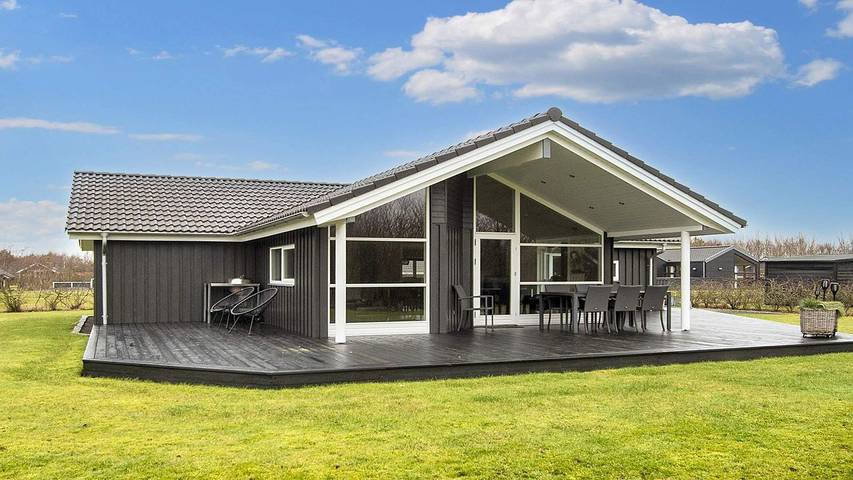 Vakantiehuis voor 6 personen, with sauna and terras as well as whirlpool in Bork Havn