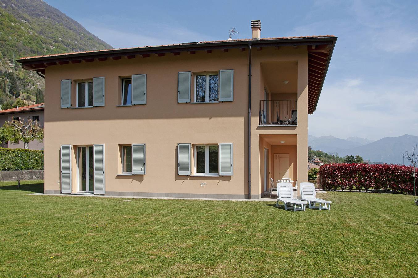 Entire apartment, Appartamento Zerboni C1 with Lake & Mountain View, Pool, Wi-Fi, Garden & Terrace in Lenno, Tremezzina