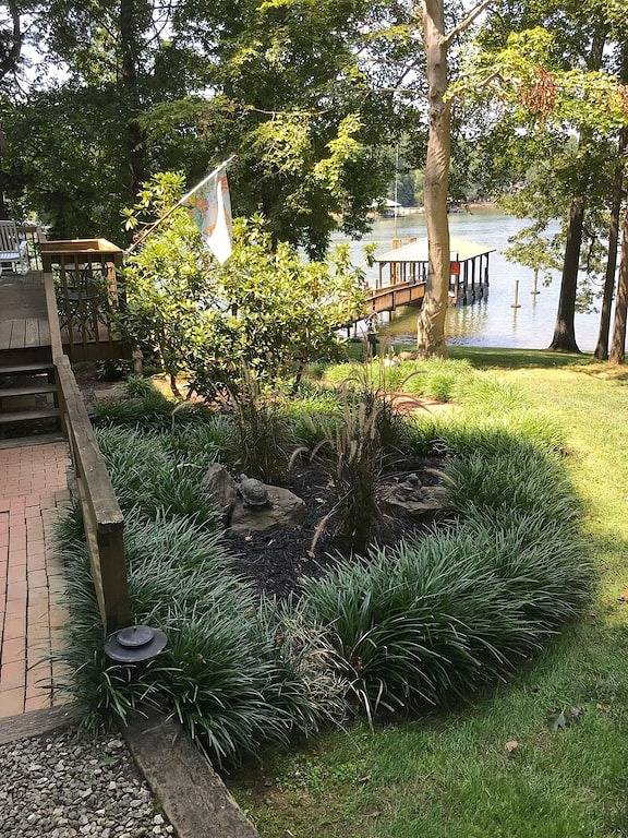 Lakefront Cottage mit großem Pier und 300 'von Waterfront. in Lake Norman