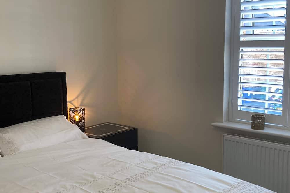 House-Sleeps 8 -Parking-Garden in Kettering, Northamptonshire