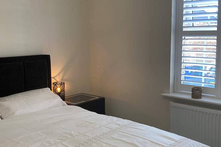 House-Sleeps 8 -Parking-Garden in Kettering, Northamptonshire