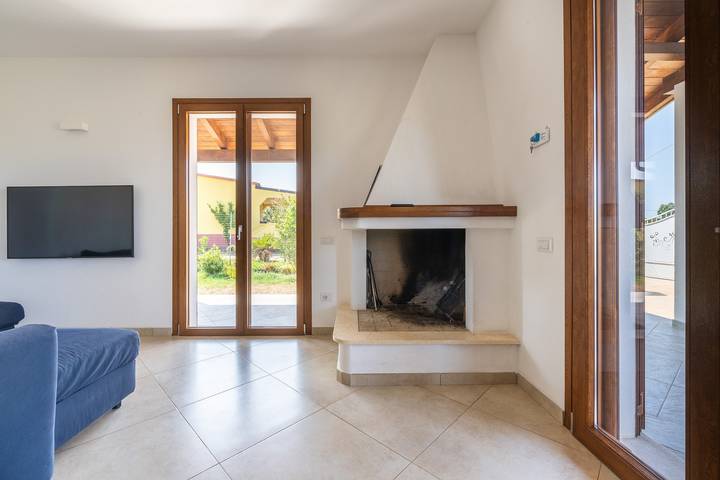 Villa 'Casa Atzori' con terrazza privata, giardino privato e aria condizionata in Is Peis, Sant'Anna Arresi