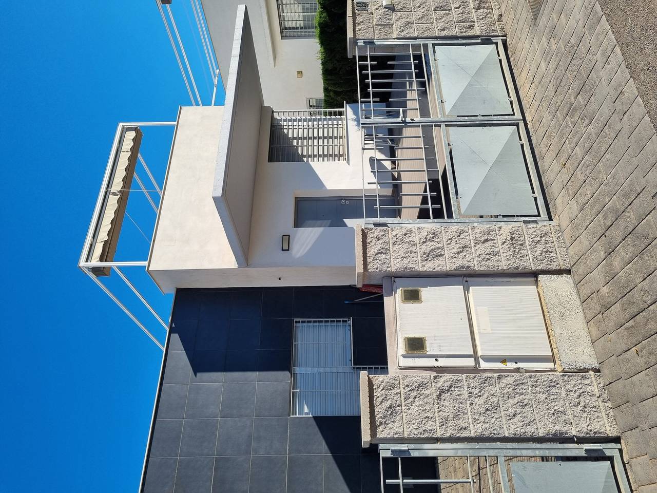 "Una villa moderna con un gran solarium" con vistas al lago, piscina, terraza y jardín in Rojales, Costa Blanca