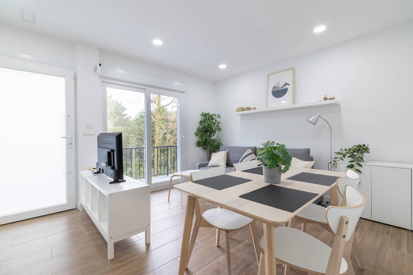 Apartamento entero, Apartamento 'Ría De San Cosme Laxeira' con vistas a la montaña, jardín y aire acondicionado in Outes, Rias Baixas
