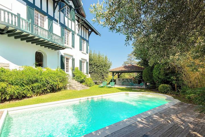 Location de vacances pour 10 personnes, avec piscine et jardin dans Aguilera