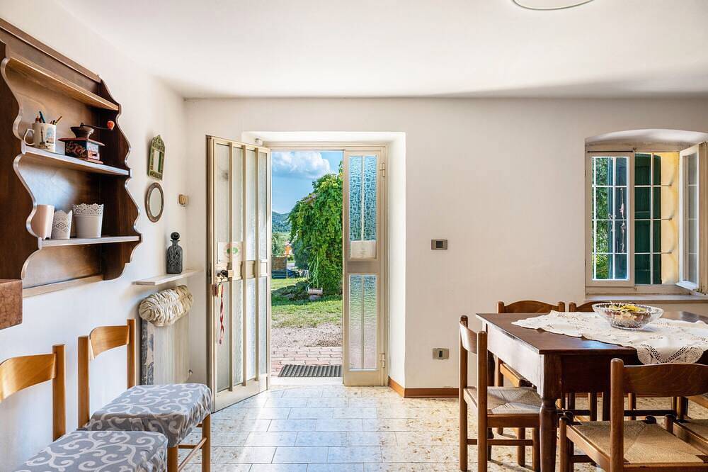 Holiday Home 'La Casa Di Delfina' with Private Garden in Caprino Veronese, Garda Mountains
