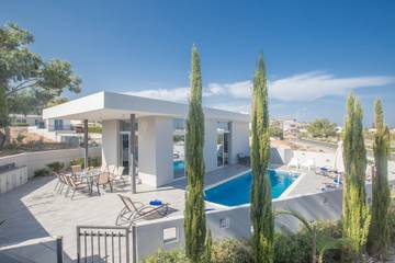 Holiday Rental for 10 People in Protaras, South Cyprus, Photo 4