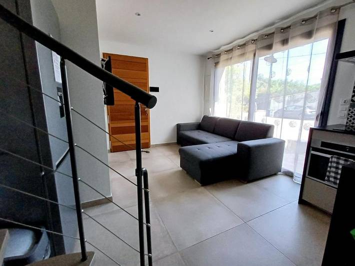 Appartement de vacances pour 4 personnes, avec terrasse ainsi que piscine et jardin